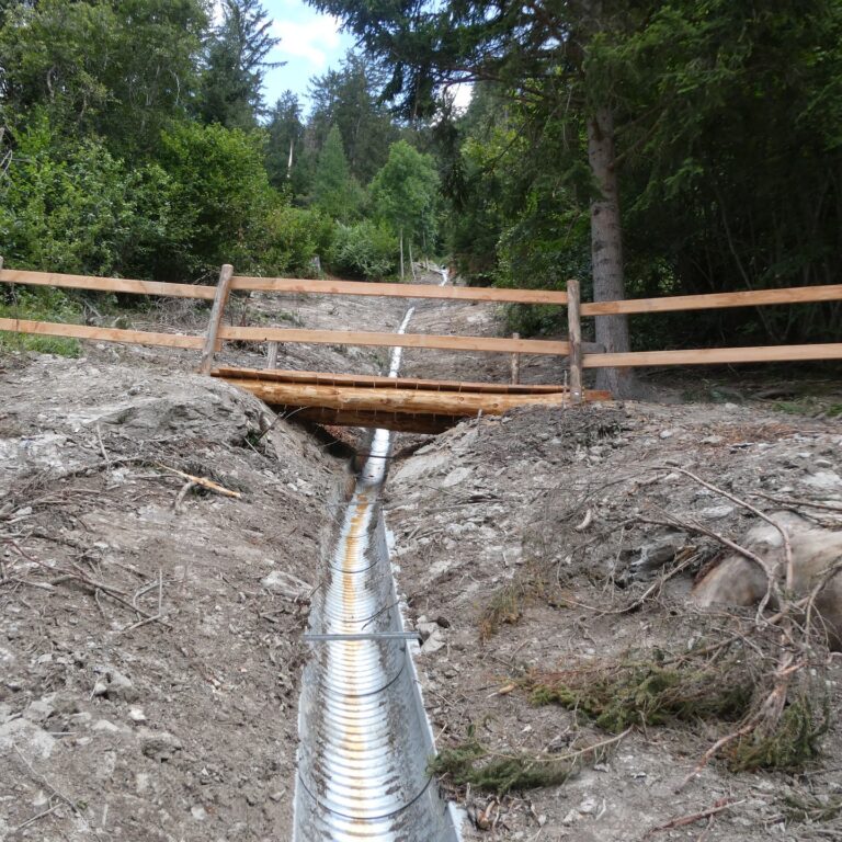 Instandsetzung Entwässerungsrinne mit Wellstahlhalbschalen, Sur Begl, Tinizong